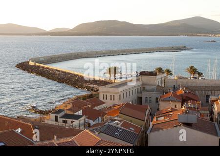 Luftaufnahme der Stadt gegen die romantische Skyline bei Sonnenuntergang. Alghero, Sardinien. Italien Stockfoto