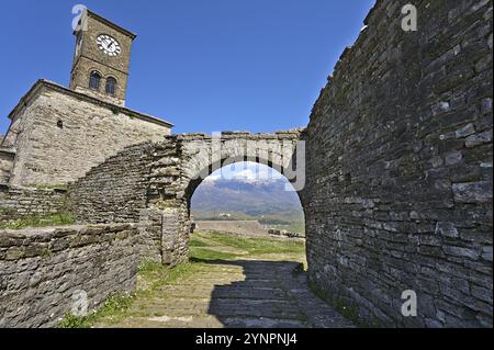 Foto aus dem Inneren des Schlosses von Gjirokastra Mit Blick auf die verschneite Bergkette Stockfoto