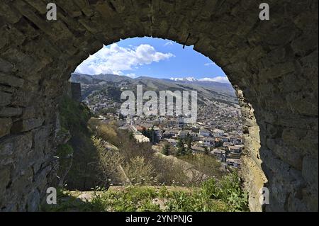 Machen Sie Fotos vom Inneren des Schlosses von Gjirokastra mit Blick auf Gjirokastra durch ein historisches Fenster Stockfoto