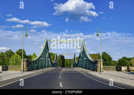 Die Glienicker-Brücke über den Havel zwischen Berlin und Potsdam mit blauem Himmel Stockfoto