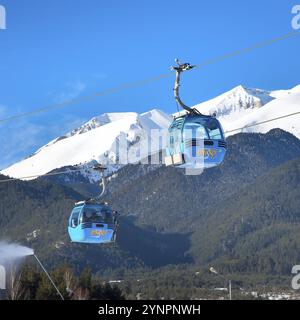 Bansko, Bulgarien, 19. Februar 2015: Seilbahnkabine Bansko im bulgarischen Skigebiet und schneebedeckte Berggipfel im Hintergrund, Europa Stockfoto