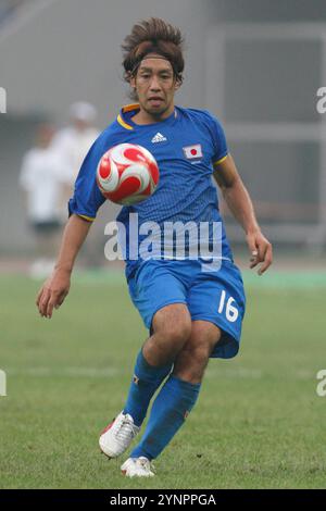 TIANJIN, CHINA - 7. AUGUST: Takuya Honda von Japan in Aktion während eines Gruppenspiels gegen die Vereinigten Staaten beim Fußballturnier der Olympischen Spiele in Peking am 7. August 2008 in Tianjin, China. Nur redaktionelle Verwendung. (Foto: Jonathan Paul Larsen / Diadem Images) Stockfoto