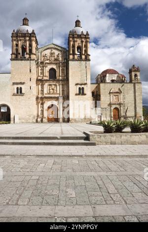 Die 1575 gegründete Kirche St. Domingo besteht aus verzierten Gipsstatuen und farbigen Stuckblumen. Oaxaca, Oaxaca. Mexiko Stockfoto