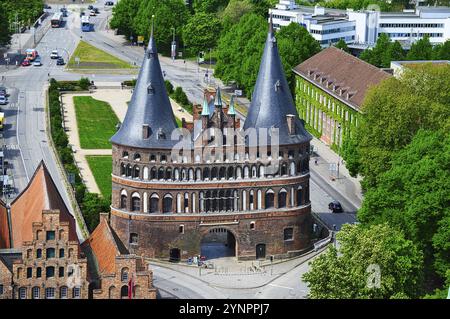 Blick auf das Holstentor in Lübeck von der Spitze eines Kirchturms Stockfoto