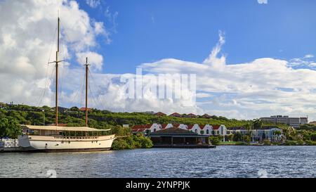 Blick auf ein Segelschiff im Hafen von Willemstad auf Curacao mit blauem Himmel Stockfoto