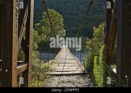 Eine zufällig alte Brücke über den Osumi Fluss. Es sah nicht sicher aus, ihn zu überqueren Stockfoto