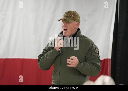 Eagle Pass Texas USA, 26. November 2024: Der neu ernannte „Grenzzar“ TOM HOMAN spricht im Speisesaal des Forward Operating Base für die Operation Lone Star, die Sicherheit entlang der Grenze zwischen den USA und Mexiko im Süden von Texas bietet. Später servierte Homan Thanksgiving-Mahlzeiten mit Gouverneur Greg Abbott aus Texas. Quelle: Bob Daemmrich/Alamy Live News Stockfoto