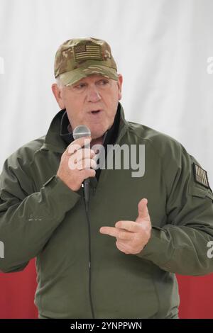 Eagle Pass Texas USA, 26. November 2024: Der neu ernannte „Grenzzar“ TOM HOMAN spricht im Speisesaal des Forward Operating Base für die Operation Lone Star, die Sicherheit entlang der Grenze zwischen den USA und Mexiko im Süden von Texas bietet. Später servierte Homan Thanksgiving-Mahlzeiten mit Gouverneur Greg Abbott aus Texas. Quelle: Bob Daemmrich/Alamy Live News Stockfoto