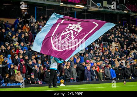 Turf Moor, Burnley, Lancashire, Großbritannien. November 2024. EFL Championship Football, Burnley gegen Coventry City; Flaggenschwung während des Spiels Credit: Action Plus Sports/Alamy Live News Stockfoto