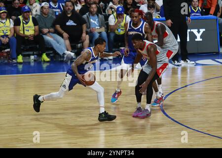 Mexiko-Stadt, Mexiko. November 2024. Trey Burke #3 der Capitanes übernimmt den Ball während des Tip-off-Turniers der NBA G League zwischen den Rio Grande Valley Vipers und den Mexico City Capitanes in der Arena Ciudad de México. Die Kapitanen besiegen Vipers 119 - 104. Am 24. November 2024 in Mexiko-Stadt. (Foto: Carlos Santiago/Eyepix Group/SIPA USA) Credit: SIPA USA/Alamy Live News Stockfoto