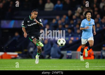 MANCHESTER, Großbritannien - 26. November 2024: Igor Paixao von Feyenoord schießt während des UEFA Champions League-Spiels zwischen Manchester City und Feyenoord im Etihad Stadium (Foto: Craig Mercer/ Alamy Live News) Stockfoto