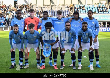 Manchester, Großbritannien. November 2024. Schichten von Manchester City posieren für ein Gruppenfoto vor dem Spiel der UEFA Youth League im Academy Stadium in Manchester. Der Bildnachweis sollte lauten: Cody Froggatt/Sportimage Credit: Sportimage Ltd/Alamy Live News Stockfoto