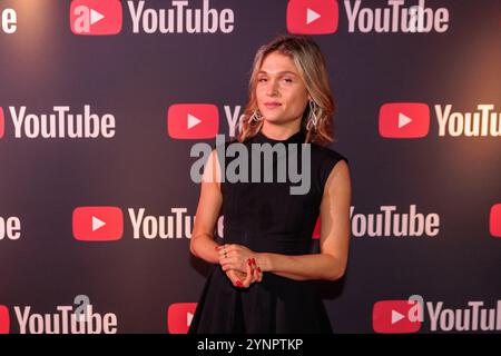 Berlin, Deutschland. November 2024. ANAIS vor dem Start des YouTube Music Award Dinners im Grill Royal. Quelle: Carsten Koall/dpa/Alamy Live News Stockfoto