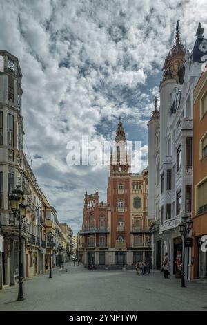 Die Giralda ist ein neo-mudéjar und andalusischem regionalistischem Stil Gebäude in Badajoz, Spanien. Es liegt an der Plaza de la Soledad Stockfoto