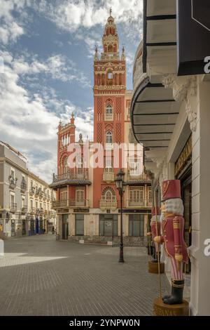 Die Giralda ist ein neo-mudéjar und andalusischem regionalistischem Stil Gebäude in Badajoz, Spanien. Es liegt an der Plaza de la Soledad Stockfoto