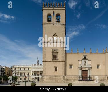 Die Heilige Metropolitan Kathedrale von Badajoz oder die Kathedrale des Heiligen Johannes des Täufers auf der Plaza de España im Zentrum der Stadt Badajoz, Spanien. Stockfoto