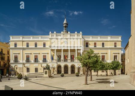 Neben der Kathedrale befindet sich das 3-stöckige Gebäude mit klassischer Fassade des Rathauses auf der Plaza de España in Badajoz. Stockfoto