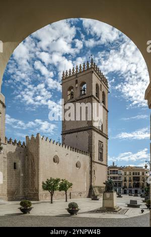 Die Heilige Metropolitan Kathedrale von Badajoz oder die Kathedrale des Heiligen Johannes des Täufers auf der Plaza de España im Zentrum der Stadt Badajoz, Spanien. Stockfoto