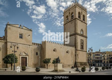 Die Heilige Metropolitan Kathedrale von Badajoz oder die Kathedrale des Heiligen Johannes des Täufers auf der Plaza de España im Zentrum der Stadt Badajoz, Spanien. Stockfoto