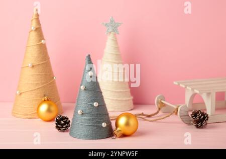 Handgemachte Weihnachtsbäume. Mit Garn umwickelte Kegelbäume. DIY-Konzept Stockfoto