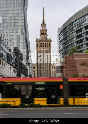 Warschau, masovia, Polen - 16. April 2024: Palast der Kultur und Wissenschaft in Warschau, Blick von der John Paul II. Avenue. Eine rasante Straßenbahn im Vordergrund. Stockfoto