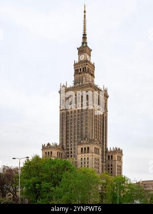 Warschau, masowien, Polen - 16. April 2024: Palast der Kultur und Wissenschaft in Warschau. Stockfoto