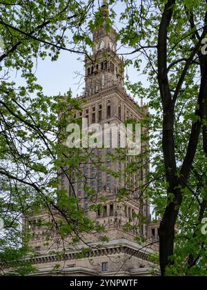 Warschau, masowien, Polen - 16. April 2024: Palast der Kultur und Wissenschaft in Warschau. Stockfoto