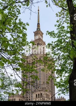 Warschau, masowien, Polen - 16. April 2024: Palast der Kultur und Wissenschaft in Warschau. Stockfoto