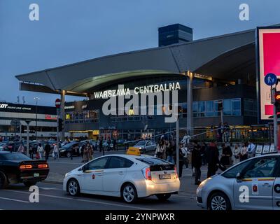 Warschau, masovia, Polen - 16. April 2024: Warschauer Hauptbahnhof und Emilia-Platte-Str. in Warschau. Stockfoto