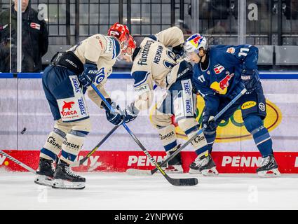 Kampf um den Puck von Sebastian Uvira (Schwenninger Wild Wings, #93) und Daniel Neumann (Schwenninger Wild Wings, #18) mit Markus Eisenschmid (EHC Red Bull Muenchen, #11). GER, EHC Red Bull München vs. Schwenninger Wild Wings, Eishockey, DEL, 20. Spieltag, Saison 2024/2025, 26.11.2024. Foto: Eibner-Pressefoto/Heike Feiner Stockfoto