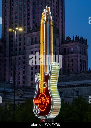 Warschau, masovia, Polen - 16. April 2024: Hard Rock Cafe Neon Guitar in Warschau. Stockfoto