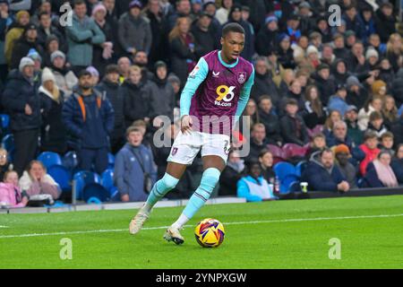 Turf Moor, Burnley, Lancashire, Großbritannien. November 2024. EFL Championship Football, Burnley gegen Coventry City; Jaidon Anthony aus Burnley mit dem Ball Credit: Action Plus Sports/Alamy Live News Stockfoto