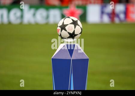 München, Deutschland. November 2024. Spielball vor dem Spiel, GER, FC Bayern München (FCB) vs Paris Saint Germain (PSG), Fussball, UEFA Champions League, 5. Spieltag, Spielzeit 2024/2025, 26.11.2024, Foto: Eibner-Pressefoto/Jenni Maul Credit: dpa/Alamy Live News Stockfoto