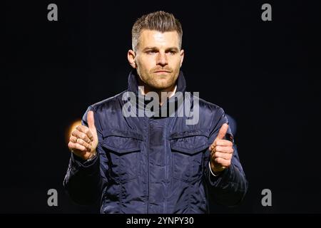 Utrecht, Niederlande. November 2024. UTRECHT, NIEDERLANDE - 26. NOVEMBER: Cheftrainer Ruben den UIL von Excelsior Rotterdam gibt beim niederländischen Keuken Kampioen Divisie Spiel zwischen Jong FC Utrecht und Excelsior Rotterdam am 26. November 2024 im Sportkomplex Zoudenbalch in Utrecht, Niederlande, die Daumen hoch. (Foto: Broer van den Boom/Orange Pictures) Credit: Orange Pics BV/Alamy Live News Stockfoto