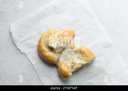 Blick von oben auf das zerrissene Brot, Blick von oben auf das Brot mit guter Gluten-Entwicklung, das zerrissen wurde, weicher flauschiger hausgemachter Challah Stockfoto