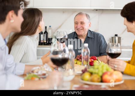 Glücklicher Senior-Mann, der mit der Familie Geburtstag feiert Stockfoto