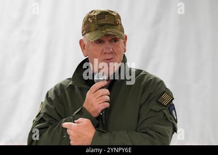 Eagle Pass, Texas, USA. November 2024. Der neu ernannte „Grenzzar“ TOM HOMAN spricht im Speisesaal vor dem Eagle Pass mit der Polizei. (Kreditbild: © Bob Daemmrich/ZUMA Press Wire) NUR REDAKTIONELLE VERWENDUNG! Nicht für kommerzielle ZWECKE! Stockfoto