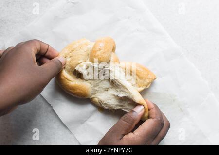 Blick von oben auf das zerrissene Brot, Blick von oben auf das Brot mit guter Gluten-Entwicklung, das zerrissen wurde, weicher flauschiger hausgemachter Challah Stockfoto