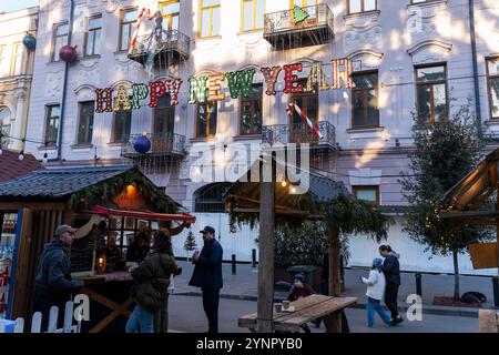 Messe, Tiflis, Georgien, Weihnachtsmarkt, Feiertage, Neujahrsdekoration, Weihnachtszeit, Weihnachtsstimmung, Geschäfte, Weihnachtsdekoration, Lichter, gehen Stockfoto