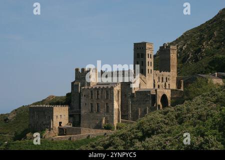 Kloster Sant Pere de Roda (St. Peter von Roses). Gegründet um das Jahr 900. Benediktinerkloster. Das heutige Gebäude stammt aus dem 11. Jahrhundert. Vi Stockfoto