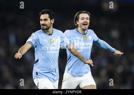 MANCHESTER - (l-r) Ilkay Gundogan vom Manchester City FC, Jack Grealish vom Manchester City FC feiert das 2-0 während des UEFA Champions League-Spiels zwischen Manchester City FC und Feyenoord im Etihad Stadium am 26. November 2024 in Manchester, England. ANP KOEN VAN WEEL Stockfoto