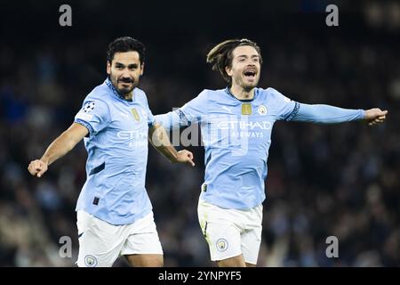 MANCHESTER - (l-r) Ilkay Gundogan vom Manchester City FC, Jack Grealish vom Manchester City FC feiert das 2-0 während des UEFA Champions League-Spiels zwischen Manchester City FC und Feyenoord im Etihad Stadium am 26. November 2024 in Manchester, England. ANP KOEN VAN WEEL Stockfoto