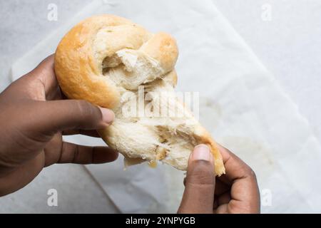 Blick von oben auf das zerrissene Brot, Blick von oben auf das Brot mit guter Gluten-Entwicklung, das zerrissen wurde, weicher flauschiger hausgemachter Challah Stockfoto