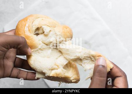 Blick von oben auf das zerrissene Brot, Blick von oben auf das Brot mit guter Gluten-Entwicklung, das zerrissen wurde, weicher flauschiger hausgemachter Challah Stockfoto