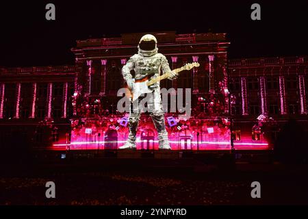 Astronaut spielt elektrische Gitarrenanimation beim Zagreb Festival of Lights Stockfoto