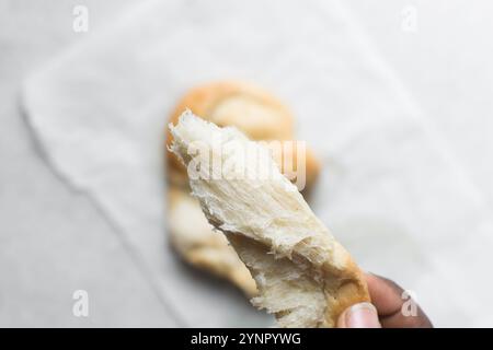 Blick von oben auf das zerrissene Brot, Blick von oben auf das Brot mit guter Gluten-Entwicklung, das zerrissen wurde, weicher flauschiger hausgemachter Challah Stockfoto