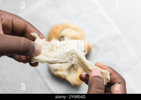 Blick von oben auf das zerrissene Brot, Blick von oben auf das Brot mit guter Gluten-Entwicklung, das zerrissen wurde, weicher flauschiger hausgemachter Challah Stockfoto