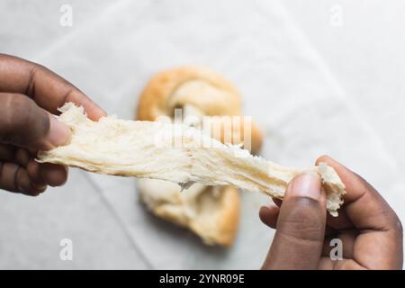 Blick von oben auf das zerrissene Brot, Blick von oben auf das Brot mit guter Gluten-Entwicklung, das zerrissen wurde, weicher flauschiger hausgemachter Challah Stockfoto