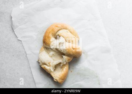 Blick von oben auf das zerrissene Brot, Blick von oben auf das Brot mit guter Gluten-Entwicklung, das zerrissen wurde, weicher flauschiger hausgemachter Challah Stockfoto