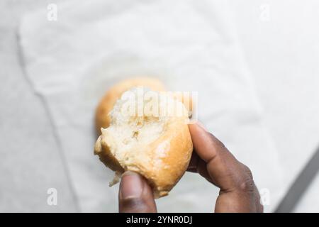 Blick von oben auf das zerrissene Brot, Blick von oben auf das Brot mit guter Gluten-Entwicklung, das zerrissen wurde, weicher flauschiger hausgemachter Challah Stockfoto